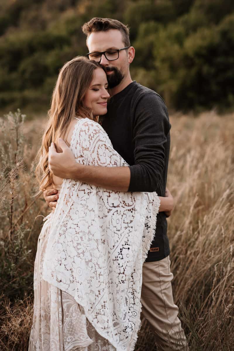 Mann und Frau kuscheln in der Natur