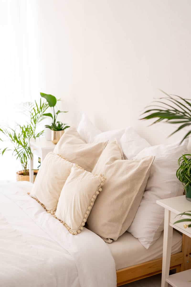 Bett mit weißen Kissen