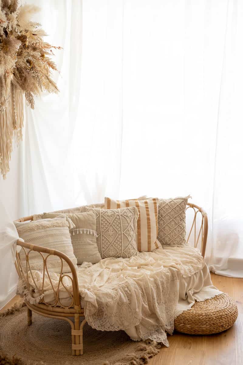 Rattansofa und Wanddekoration aus Trockenblumen