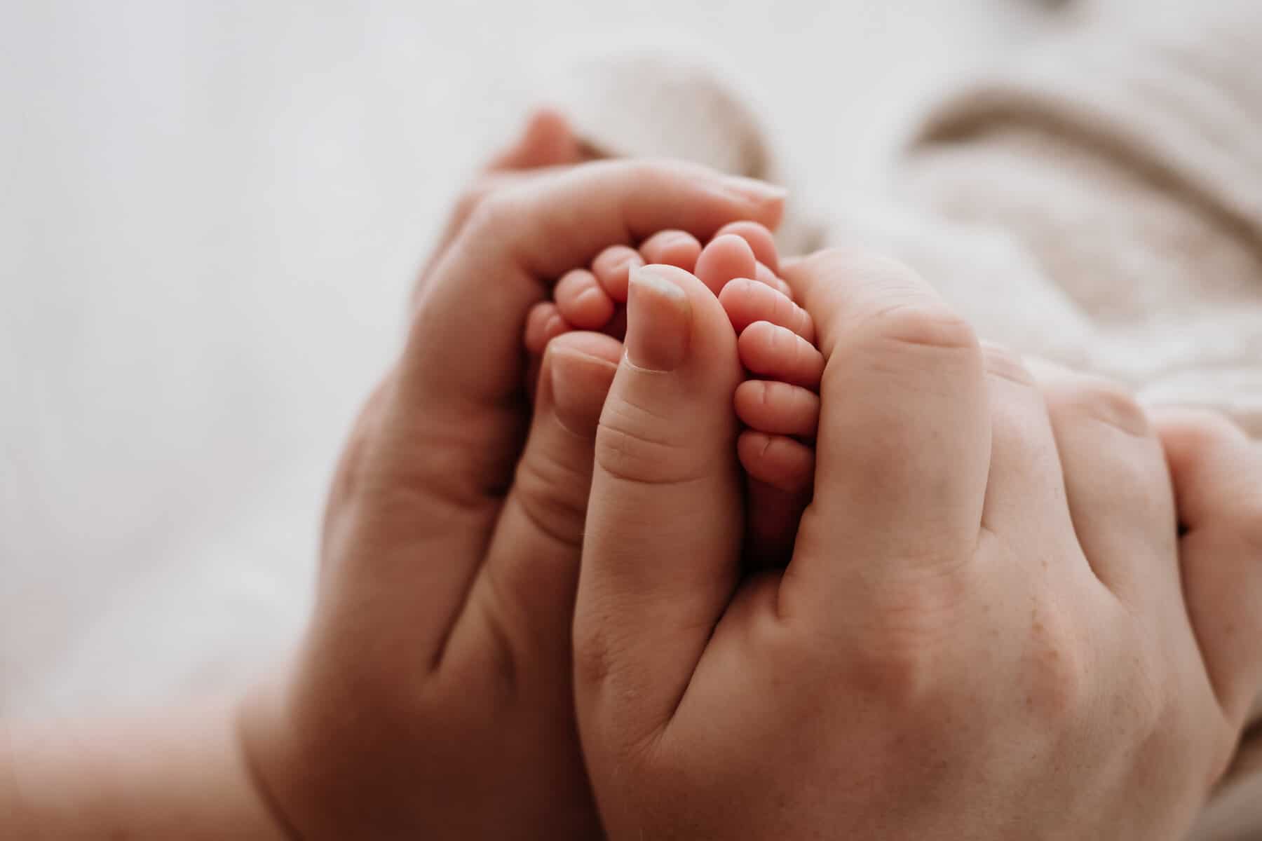 Babyfüße in Mamas Händen