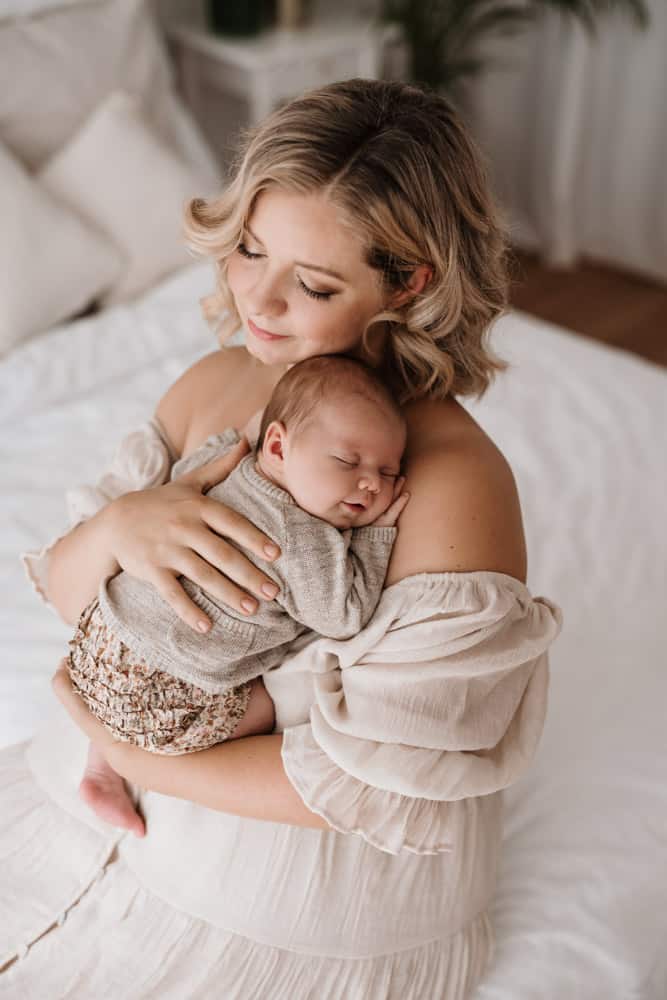 Mutter in Baby auf dem Arm