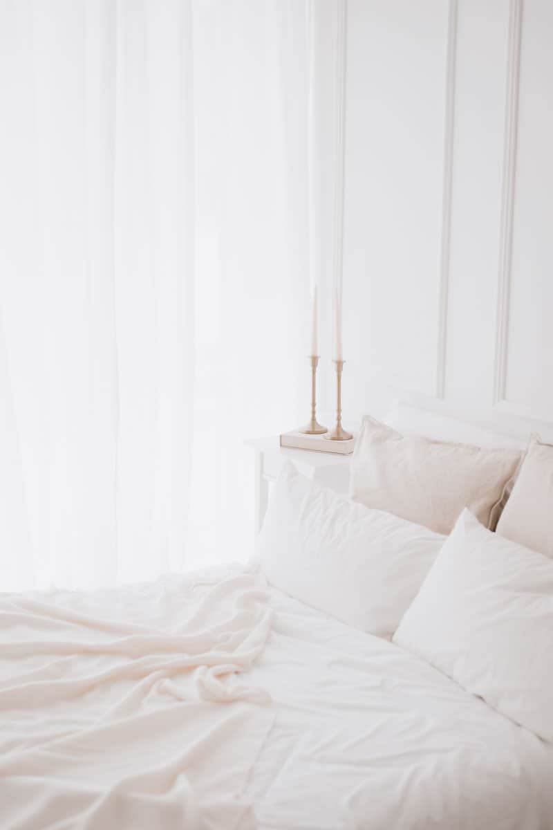 Bett mit Stuck