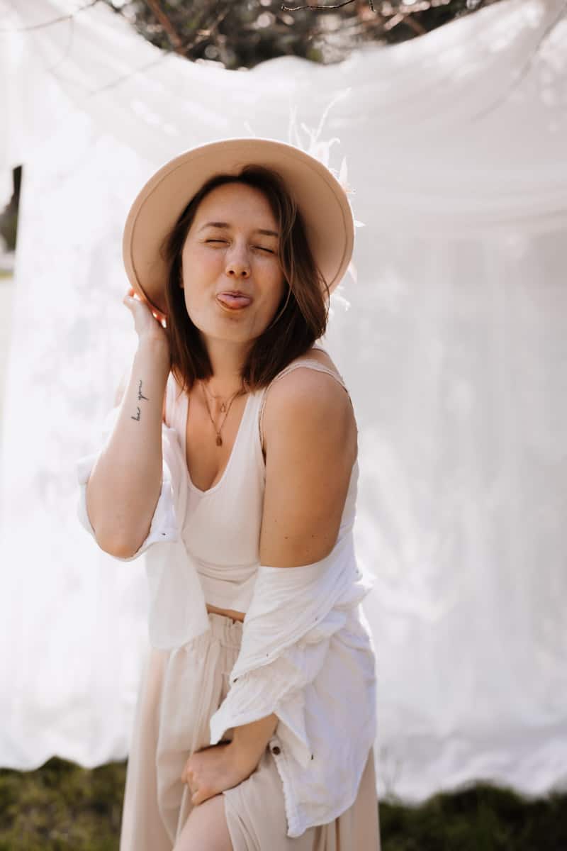 Frau mit Hut, weiß gekleidet im Boho Stil.