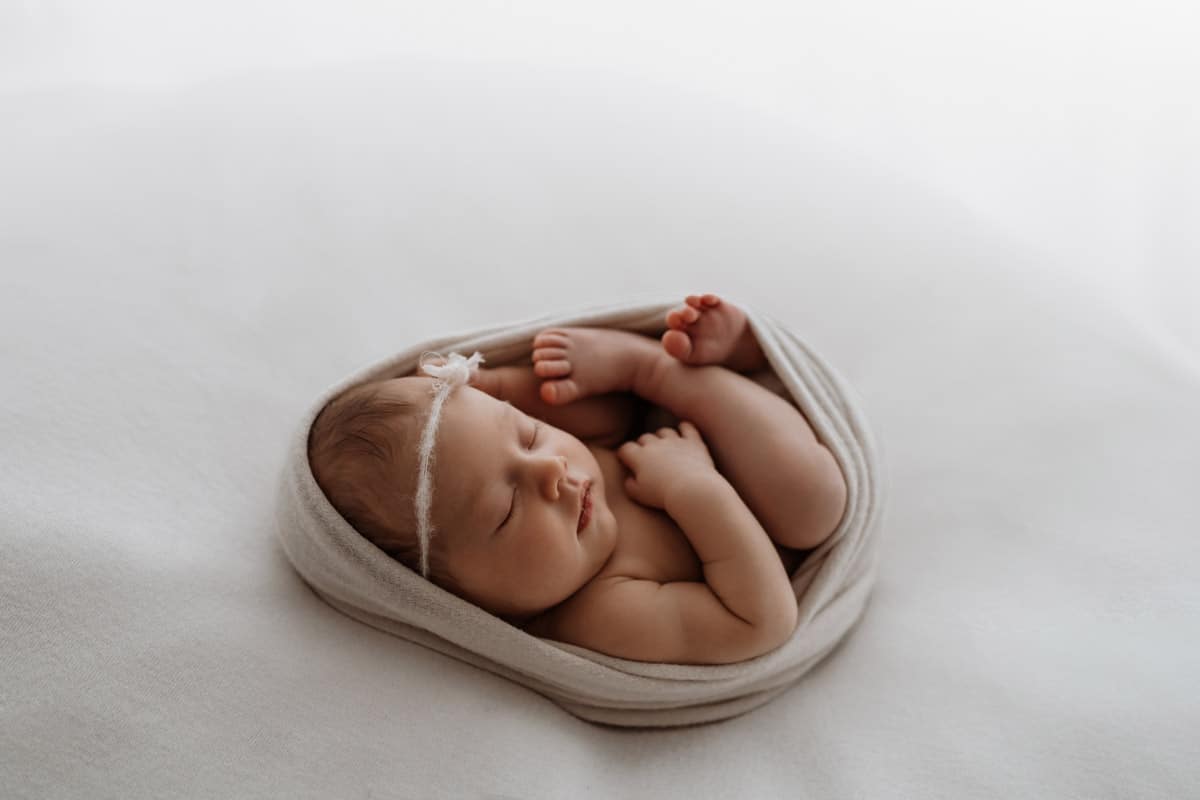 Baby eingewickelt in ein Pucktuch