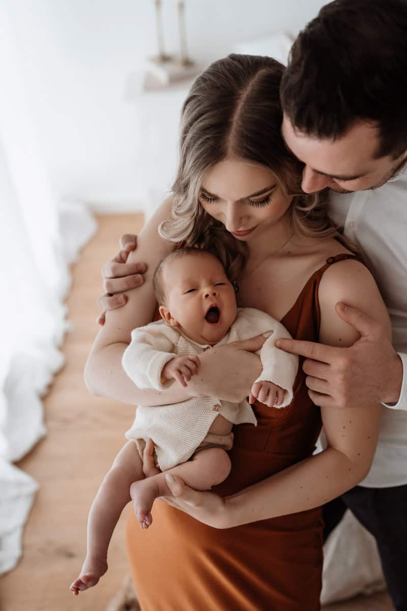 Eltern mit ihrem Baby, das gähnt