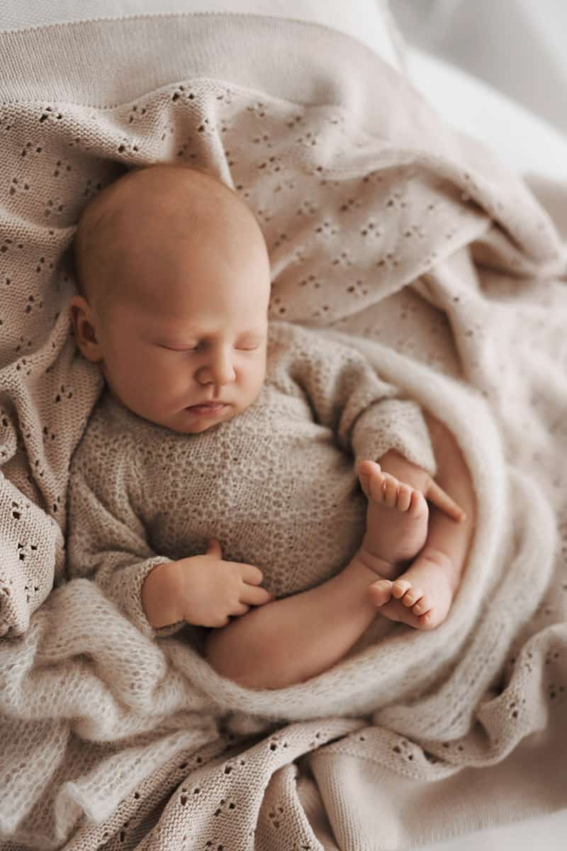 Baby in Decken eingekuschelt