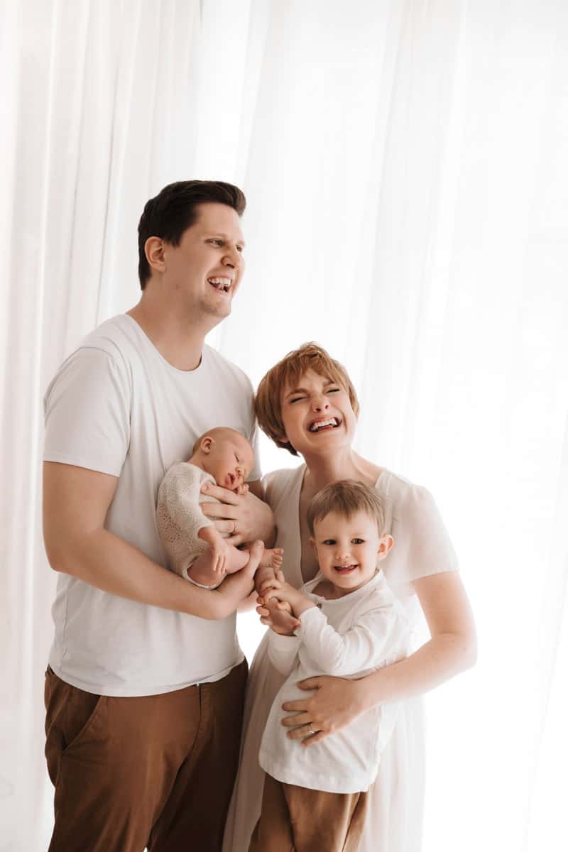 Familie mit zwei Kindern, alle lachen