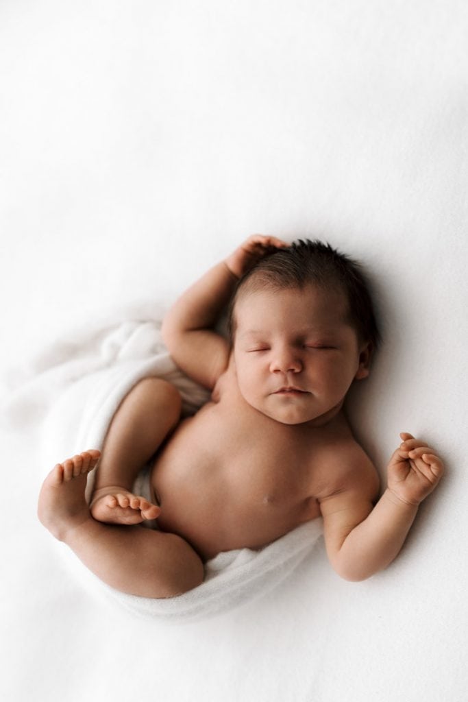 Baby in weißer Decke