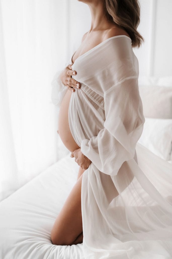 Nackige schwangere in transparentem Kimono