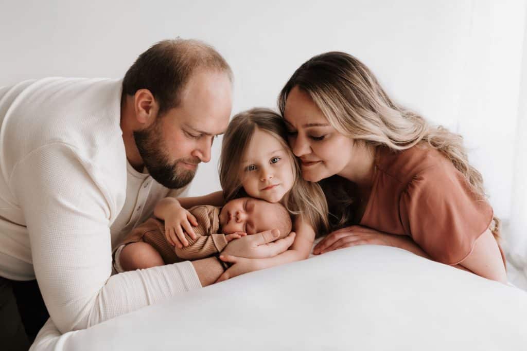 Familie mit Tochter und Neugeborenem