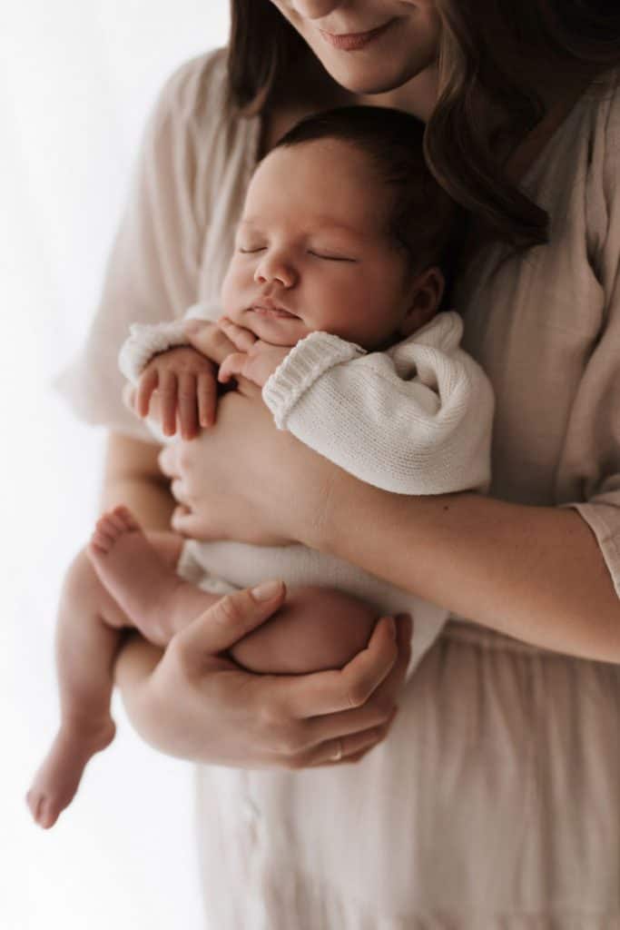 Schlafendes Baby auf Mamas Arm