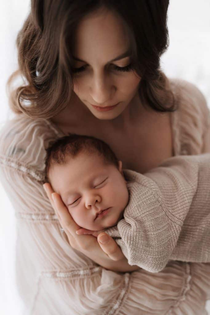 Mutter mit Neugeborenem auf dem Arm