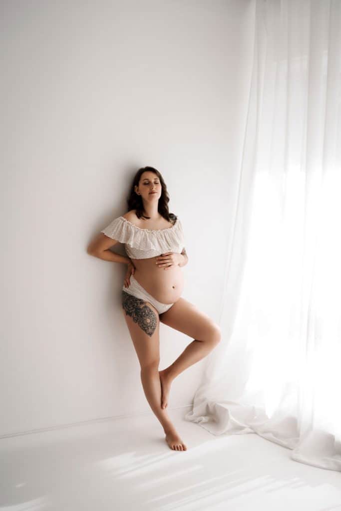 Schwangere steht auf einem Bein
