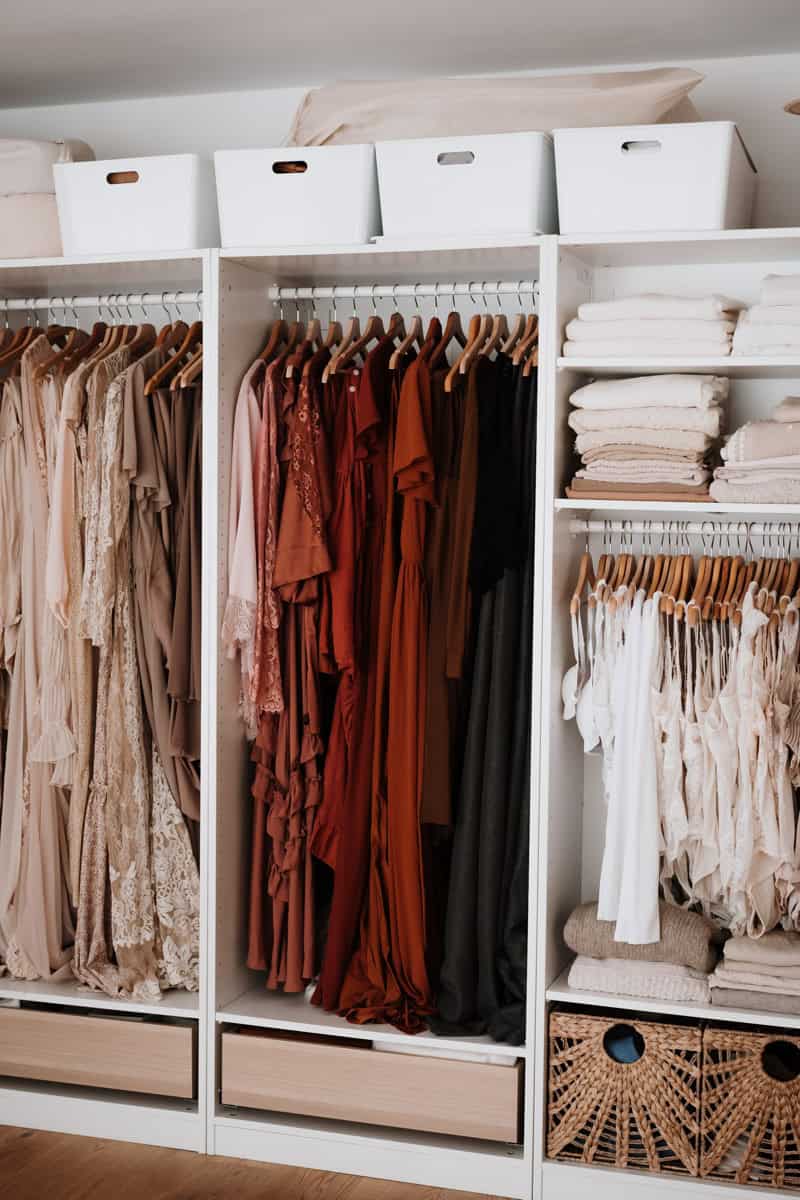 Großer Kleiderschrank mit vielen Kleidern in vielen verschiedenen Farben.