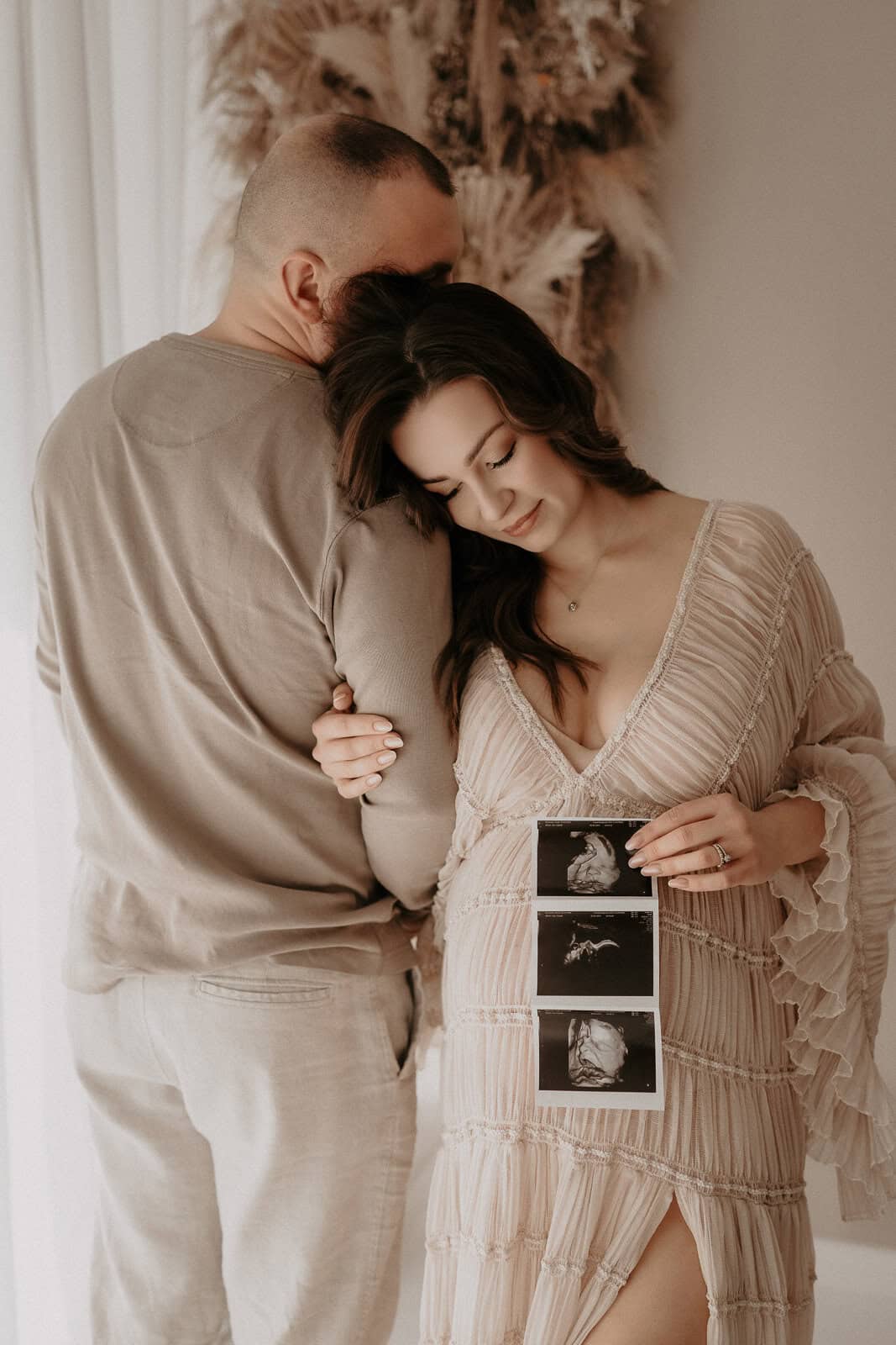 Babybauch in Szene gesetzt – stilvolle Schwangerschaftsfotografie in Göttingen mit liebevoller Lichtführung und individuellem Styling