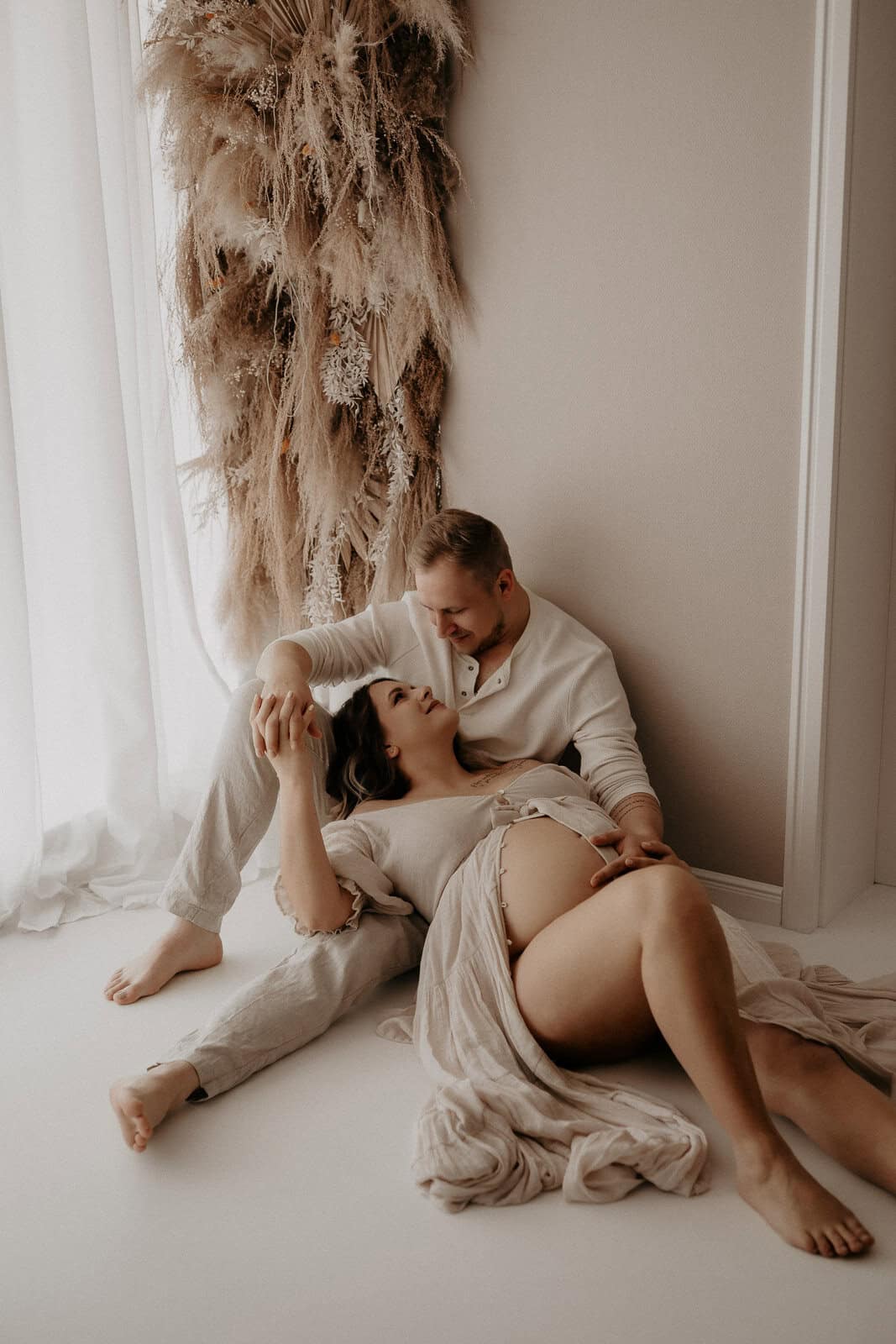 Babybauchfotografie in Kassel zum Verlieben – stilvolle Schwangerschaftsbilder mit liebevollem Styling und entspannter Atmosphäre