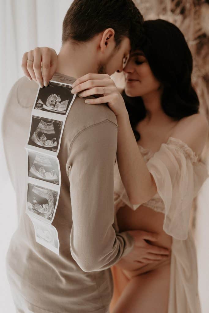 Emotionale Bauchbilder einer werdenden Mama aus Göttingen – natürliche Babybauchfotografie mit liebevoller Begleitung