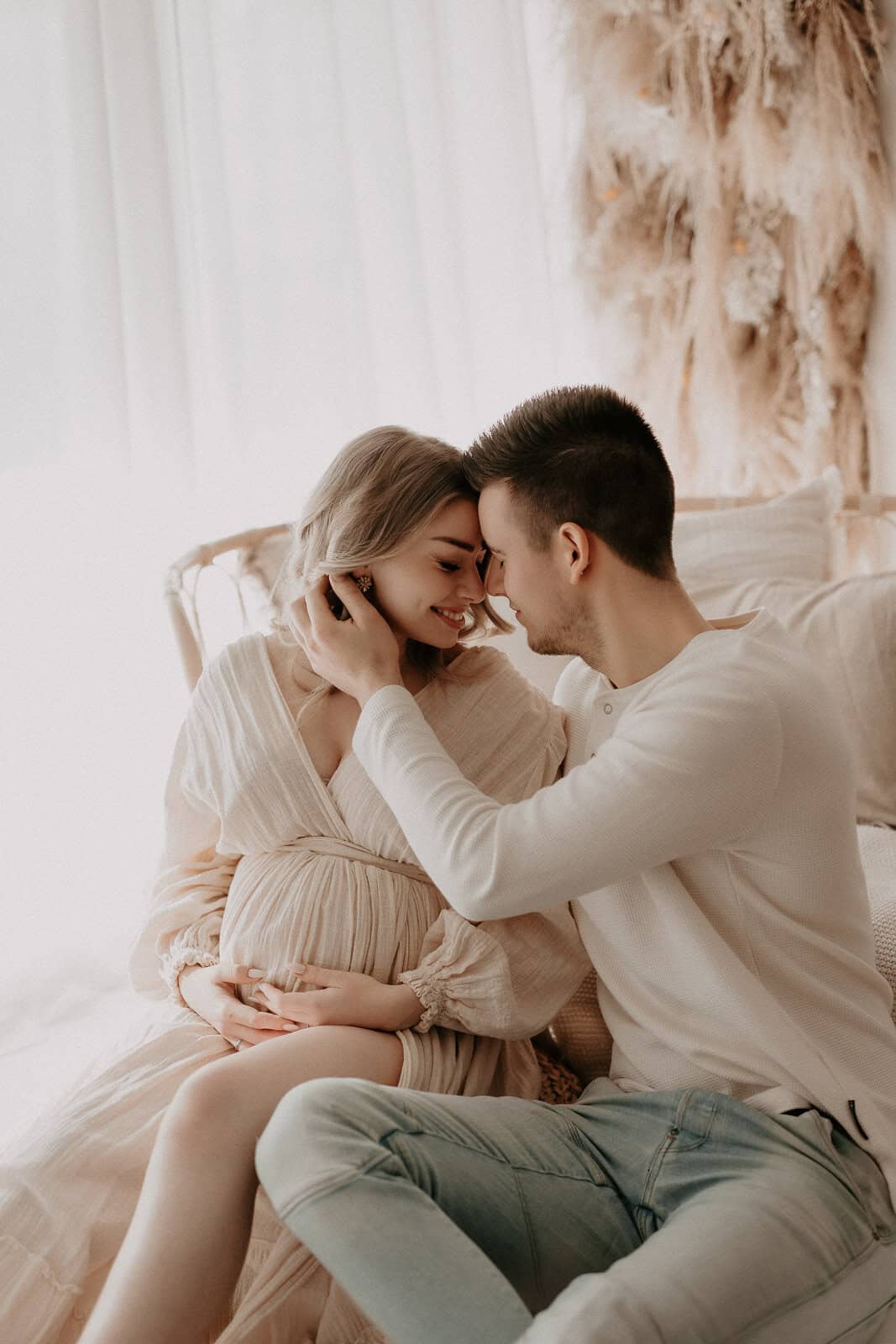 Kugelzeit festgehalten in Witzenhausen – emotionale Babybauchfotos einer werdenden Mama im liebevoll eingerichteten Fotostudio