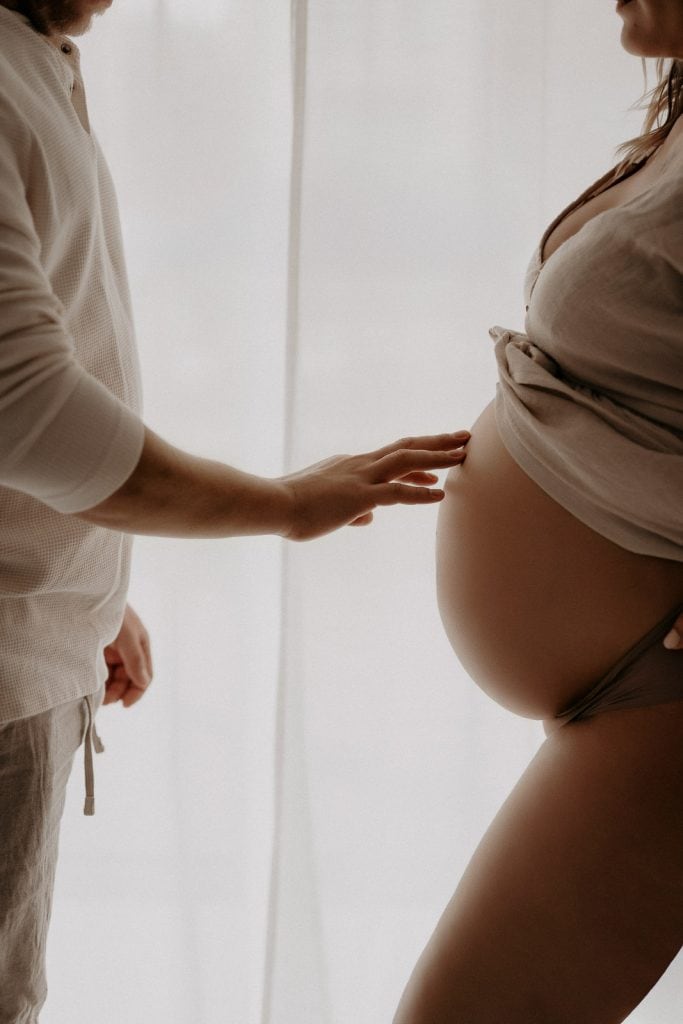 Liebevolle Babybauchfotografie in Kassel – emotionale Schwangerschaftsfotos einer werdenden Mama im professionellen Studioambiente