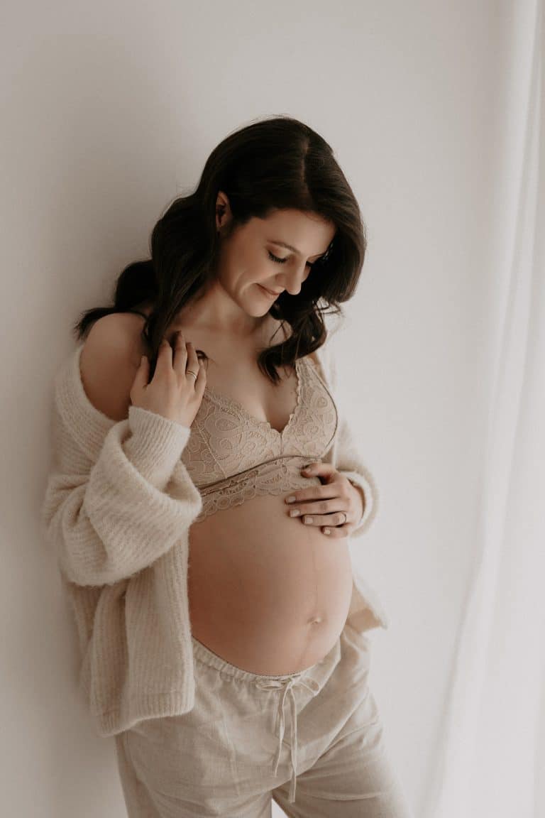 Liebevolle Schwangerschaftsfotos in Nordhessen – einfühlsames Babybauchshooting mit natürlicher Bildsprache und persönlicher Atmosphäre