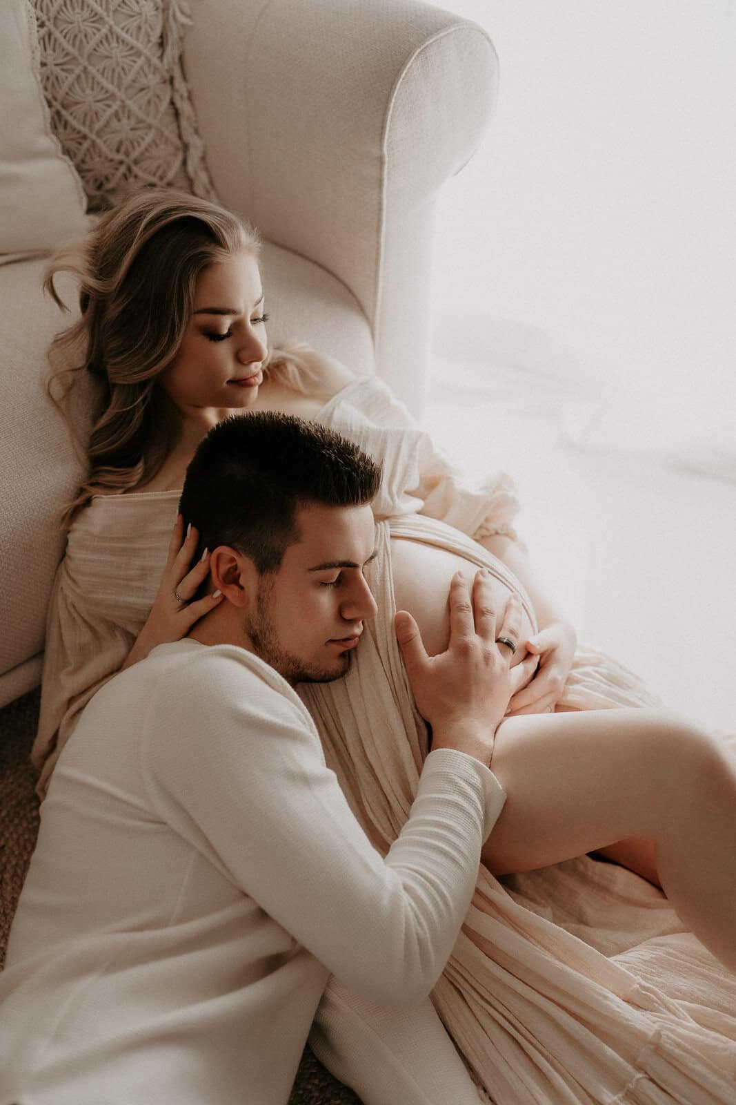 Mama mit Babybauch beim Fotoshooting in Kassel – emotionale Schwangerschaftsfotografie mit liebevollem Blick auf die werdende Mutter
