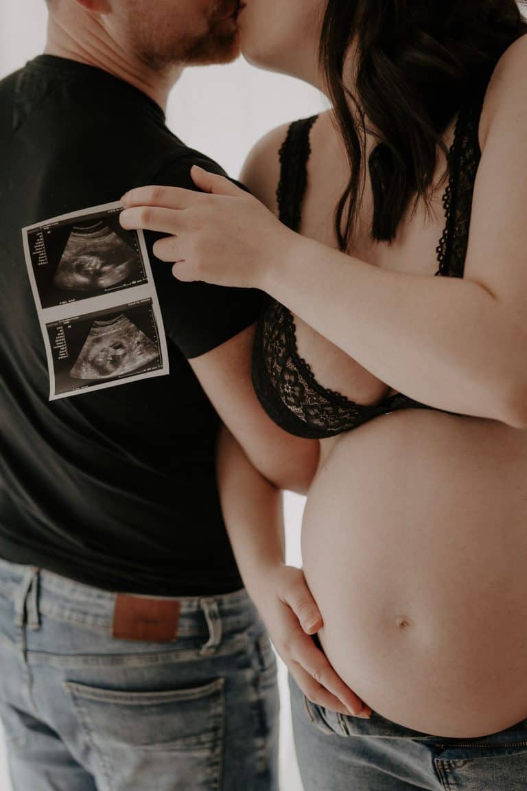 Romantisches Maternity Shooting in Göttingen – stilvolle Babybauchfotos mit sanfter Lichtstimmung und liebevoller Begleitung