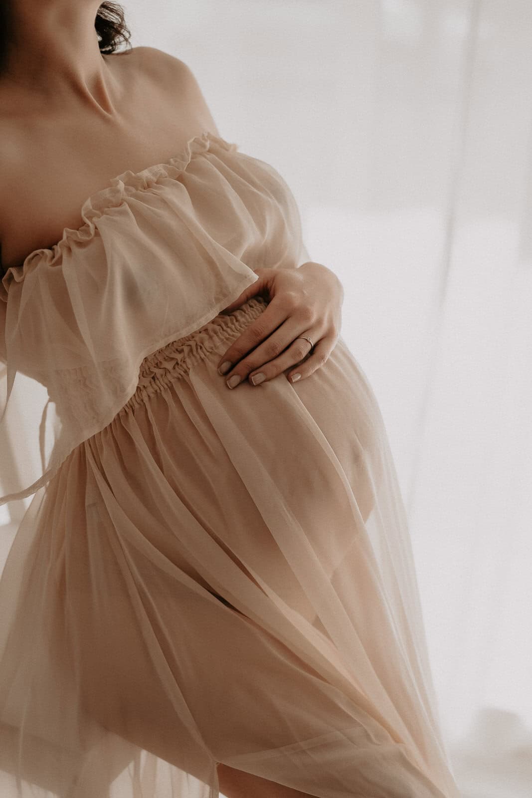 Schwangerschaft Bilder im Fotostudio in Witzenhausen – liebevoll inszenierte Babybauchfotos mit Wohlfühlgarantie