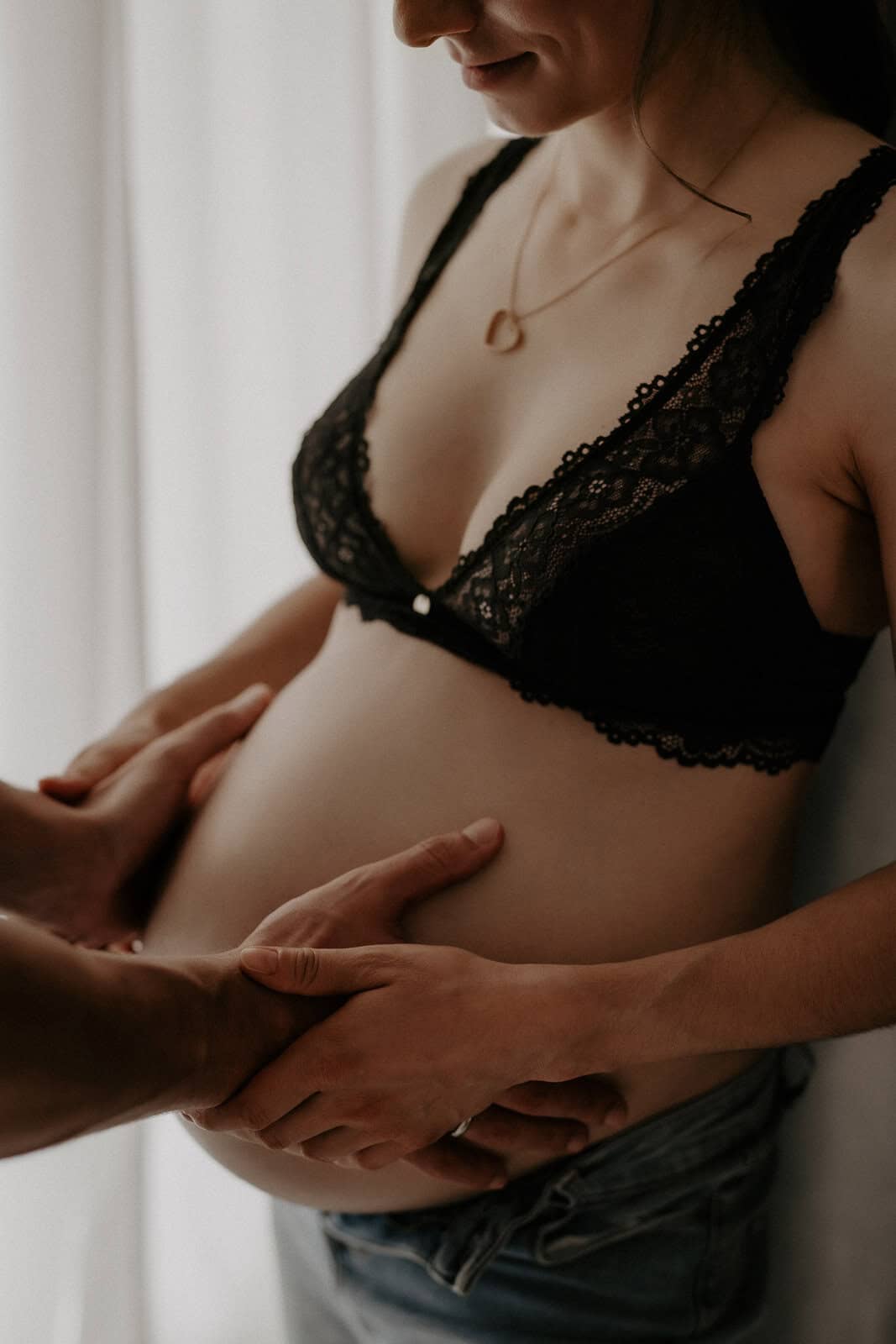 Schwangerschaftsshooting im Fotostudio in Eschwege – liebevoll inszenierte Babybauchfotos in entspannter Atmosphäre