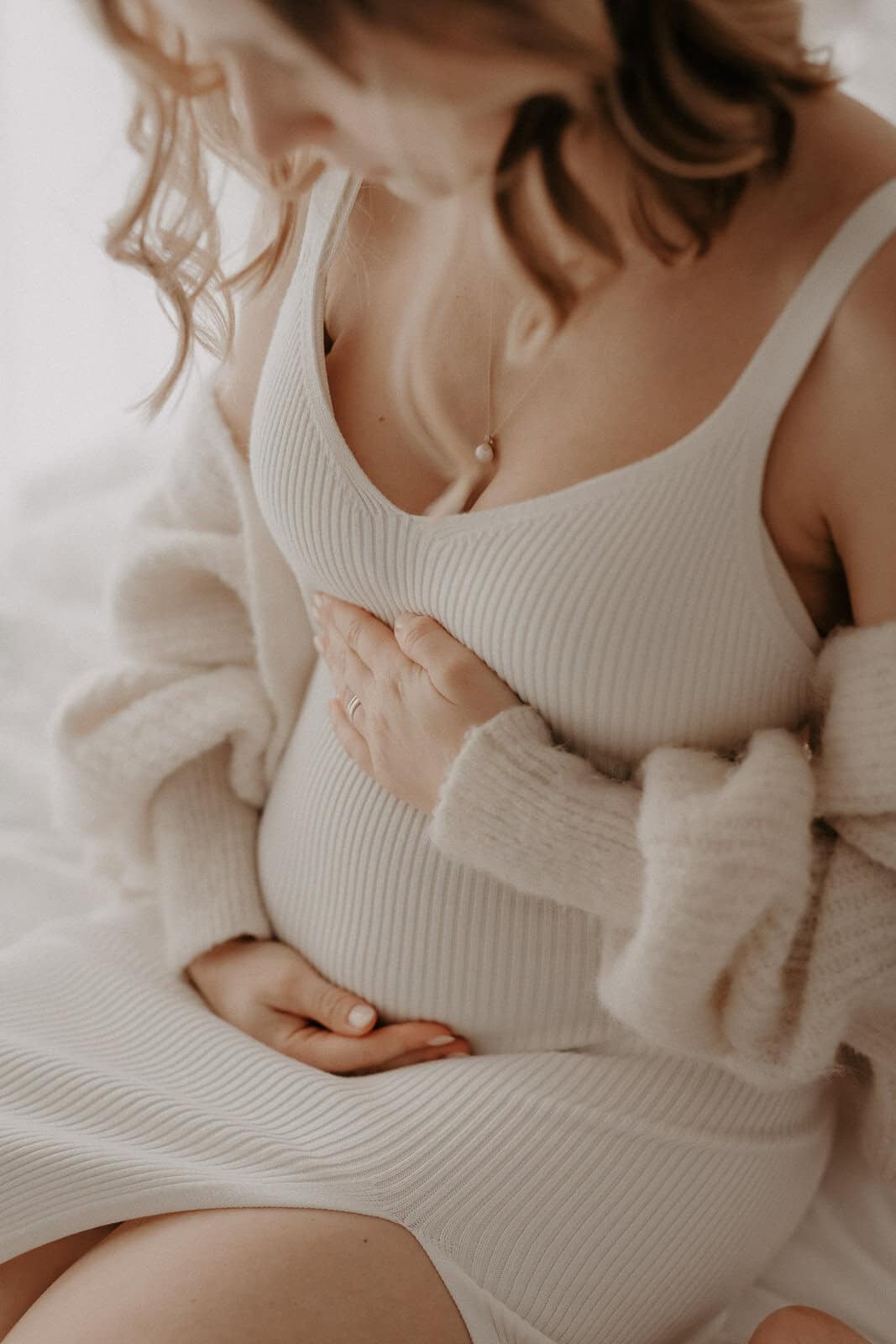 Stilvolle Maternity Fotos einer Schwangeren aus Göttingen – Babybauchshooting mit natürlicher Eleganz und persönlicher Atmosphäre